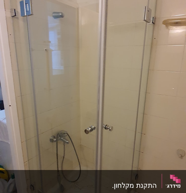 מקלחון זכוכית עם דלתות מתכת וברז ידני